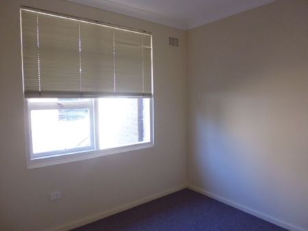 Two bedroom unit with single garage - Photo 2
