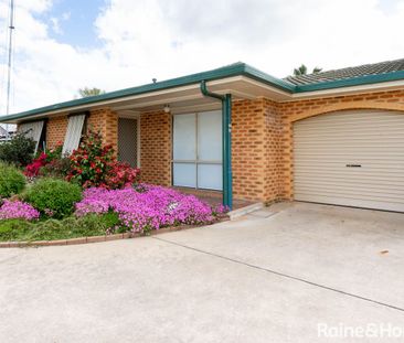 DELIGHTFUL TWO BEDROOM UNIT IN QUIET COMPLEX - Photo 3