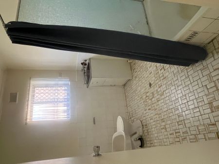 Convenient Airport Living – Spacious 2-Bedroom Upstairs Unit - Photo 2