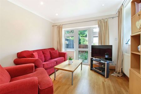 Three bedroom ground floor flat with a private garden. - Photo 2