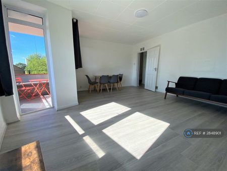 3 bedroom flat to rent - Photo 3