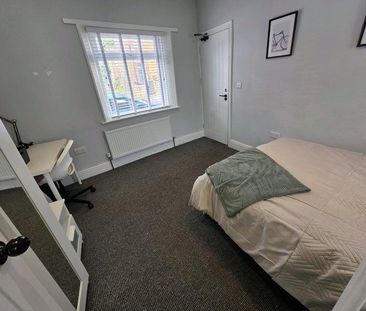 1 bedroom in a house share to rent - Photo 2