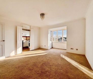 Bradleigh Avenue, Grays, RM17 - Photo 2