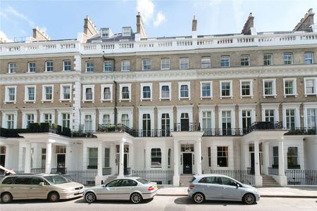 This fourth floor studio flat is situated in a prime South Kensington location. - Photo 2