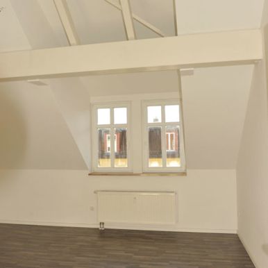 Geniale Dachgeschoss-Wohnung, zentrumsnah, mit Einbauküche und Balkon! - Photo 1