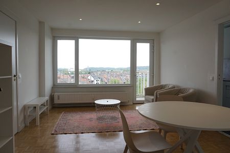 Lichtrijk, gerenoveerd en gemeubeld appartement nabij station - Photo 3