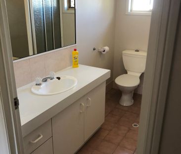 Quiet & Convenient Townhouse Living in Beenleigh - Photo 5