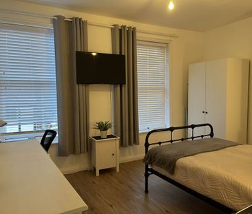 Room 2: 108A High Street, Godalming, GU7 1DW - Photo 2