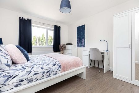 4 bedroom detached house to rent - Photo 2