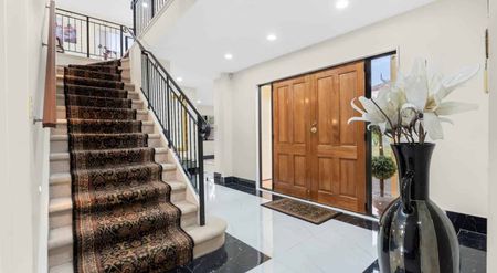 Spacious & Stylish 5-Bedroom Family Home in Pr... - Photo 5