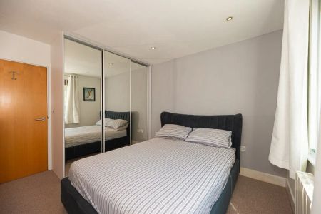 2 bedroom flat in London - Photo 2