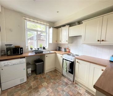 Bright and airy two bedroom semi-detached cottage in a super positi... - Photo 2