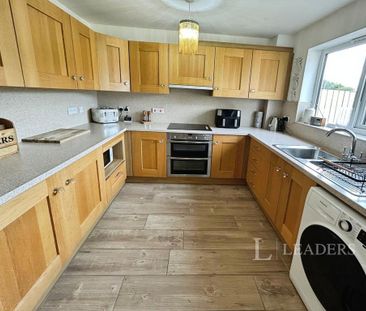 2 bedroom end of terrace house to rent - Photo 3