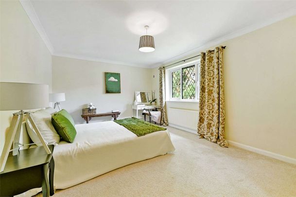 A well-presented and spacious two bedroom first floor flat with two parking spaces. - Photo 1