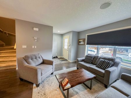 Family Living In Evanston – Steps From Schools, Parks & Shopping Double Garage - Photo 4