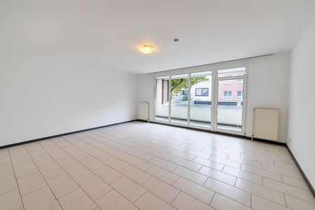 Frisch renovierte 2-Zimmer-Wohnung mit Loggia und Tiefgaragenstellplatz in Neustadt - Photo 2