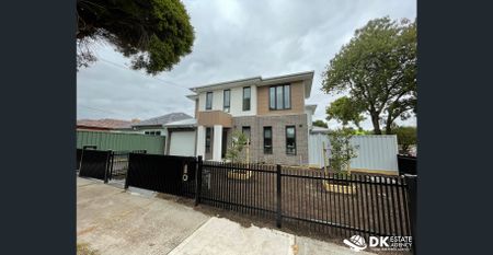 Stunning Townhouse in Albion - Photo 4