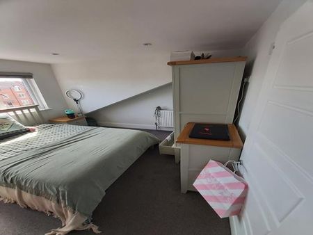 Room 6, St Lukes Crescent, Leeds, LS11 8LA - Photo 5