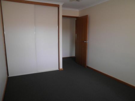 BEAUTIFUL 4 BEDROOM CLOSE TO SCHOOLS & SHOPS - Photo 4