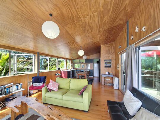 Charming Two-Storey 3-Bedroom Home in Palm Beach – $875/week - Photo 1