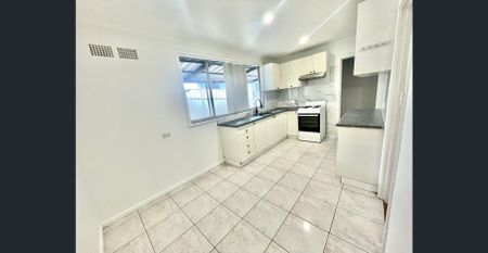 COSY 4 BEDROOM RENOVATED HOME - Photo 4