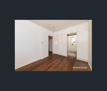 Stylish In ideal Location - Photo 2