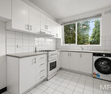 Light filled living, in the heart of Elwood - Photo 4