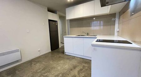 Handy Location 1 Bedroom Apartment - Photo 3