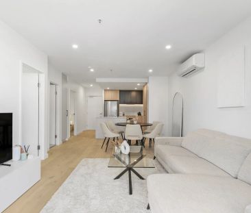 Contemporary Two-Bedroom Apartment with Exceptional Views - Photo 4