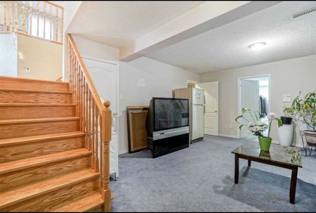 For Lease - 216 Van Scott Drive, Brampton, Ontario - Photo 5