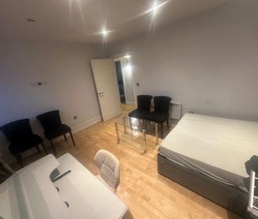 Two rooms in a shared family flat close to Loughton station- £750 pcm - Photo 5