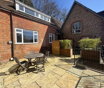 2 bedroom mews to rent - Photo 4