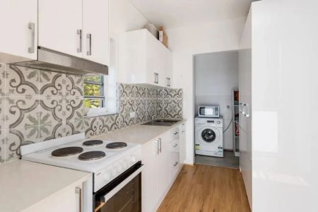 Beautifully Renovated Two-Bedroom Apartment - Photo 4