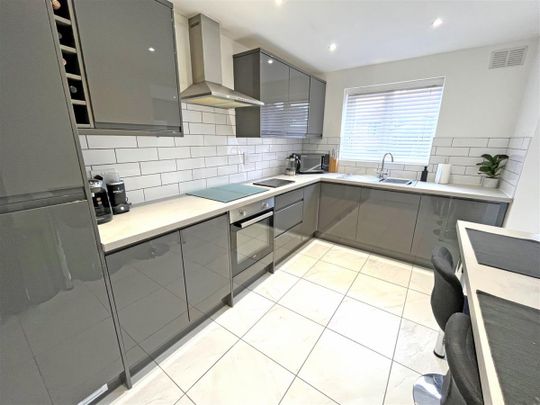 3 bedroom Semi-detached house to rent - Photo 1