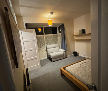 1 bedroom in a house share to rent - Photo 3