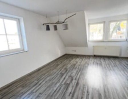 Moderne 1-Raum-Wohnung mit Einbauküche und PKW-Stellplatz im Zentrum von Schlettau! - Photo 1