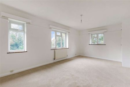 Spacious 4-Bedroom Detached Home with Gated Driveway, Garage & Generous Garden - Photo 5