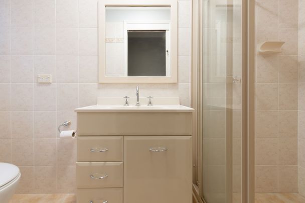 Beautifully Presented & Low-Maintenance 2-Bedroom Unit - Utilities Included - Photo 1