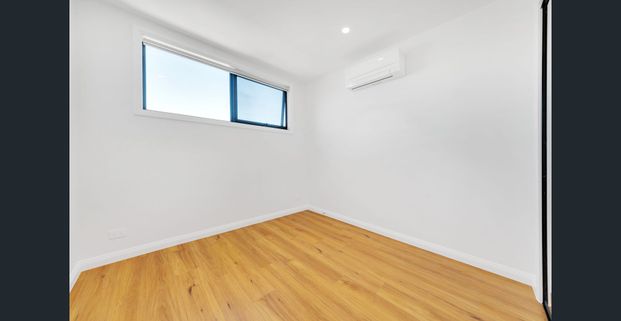 Brand new Designer 3 bedroom townhouse with study - Photo 1