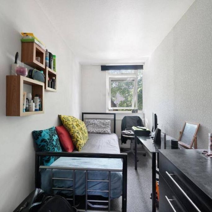 1 bedroom in a house share to rent - Photo 1