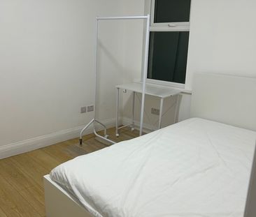 3 Bed Detached House, London, E15 - Photo 5