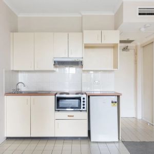 Convenient studio living with resort-style facilities - Photo 2