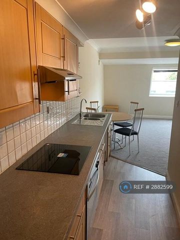 3 bedroom flat to rent - Photo 4