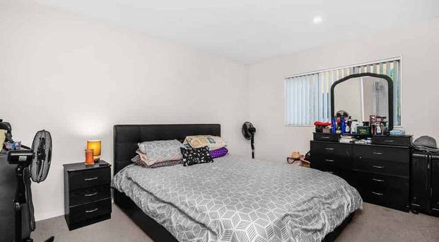 For Rent: Immaculate Four-Bedroom Family Home in Takanini - Photo 1