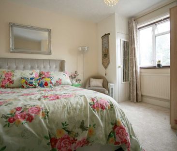 Price £2,100 pcm - Available 30/03/2026 - Part Furnished - Photo 5