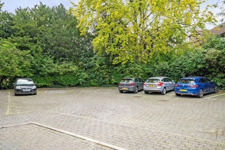 3 bedroom flat to rent - Photo 4