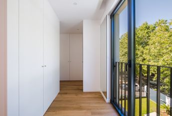 Moradia T6 de arquitetura moderna inserida no Golfe de Oeiras