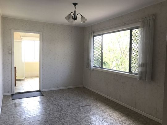 Conveniently located character home - walk to PA Hospital & public transport - Photo 1