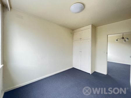 One bedroom apartment in perfect location - Photo 3