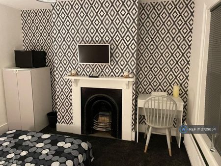 1 bedroom in a house share to rent - Photo 3